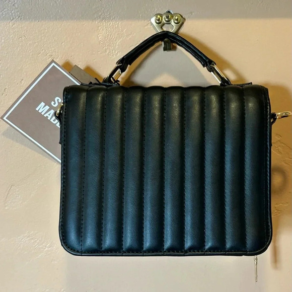 NWTS STEVE MADDEN BSAUL BLACK QUILTED CROSSBODY. MULTICOLORED LOGO STRAP. - Picture 2 of 10